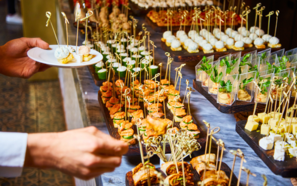 Como Montar uma Mesa de Salgados para Festas?